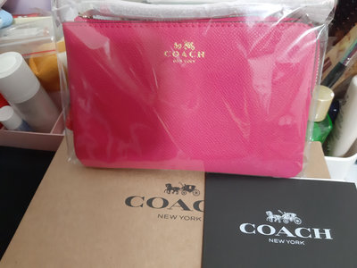 《凱莉屋》全新COACH經典logo皮質手拿包 證件卡夾─桃紅色 附購買證明