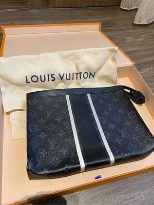 Louis Vuitton x Fragment design 藤原浩聯名手拿包。LV M64440