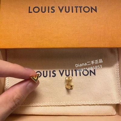 Diana二手正品 LV 爆款 Essential 金色 金屬 V 字母 針式 耳環 M68153 現貨