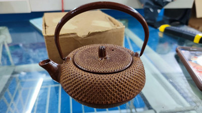 日本產南部鐵壺茶壺全新 感覺不是松云堂就是盛榮堂的 土黃色的