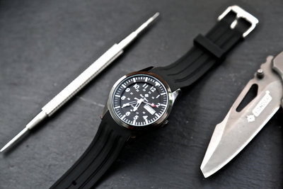 黑錶帶黑色面板～臺灣製造,黑色ipb不鏽鋼表壳,日本 SEIKO 精工原廠 VX43石英機芯,強悍造型軍風防水石英錶