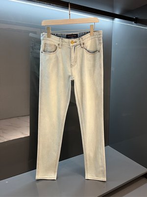 LV牛仔褲，製作工藝程度已經達到極致，時尚淺色修身牛仔褲，經典絕倫的款式,凸顯身姿不緊繃，選用日本頂級Denim