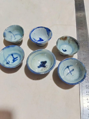 清代青花瓷小酒杯，茶杯，共六個，兩個有沖見圖，其它完整見圖，