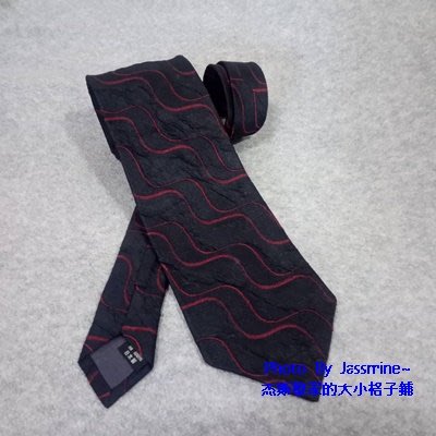 深色 襯紅色波浪條紋 不一樣的設計款 帶給你不一樣的風格 手打紳士領帶 日製