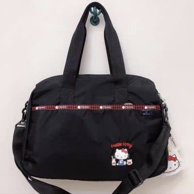 【熱賣精選】 Lesportsac x  Kitty 黑底蘇格蘭 凱蒂貓聯名系列 3356 手提肩背斜背旅行袋 運動