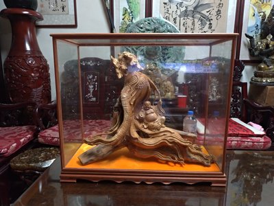 古玩藝品古董收藏/台灣檜木瘤有玻璃櫃/高63公分寬72公分深32公分重量18.5公斤，造型栩栩如生，收藏上品。