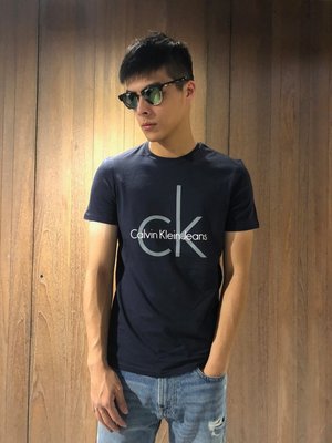美國百分百【全新真品】Calvin Klein T恤 CK 黃色logo 短袖 T-shirt 設計 深藍 H661
