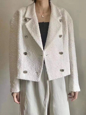 Chanel 香奈兒 白月光/櫻花花 經典毛呢外套，說廓形設計，穿上特別舒服，白色氣質，粉色溫柔真絲內裡，怎麼搭都好美！