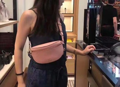 ╭☆包媽子店☆COACH Selena 聯名款 粉色小兔腰包/胸包
