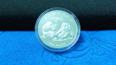 西元2008年發行，中央造幣廠製，大熊貓來台紀念銀章，主圖玉山，背圖雙熊貓席地食竹，1盎斯，純銀999，少見，美品