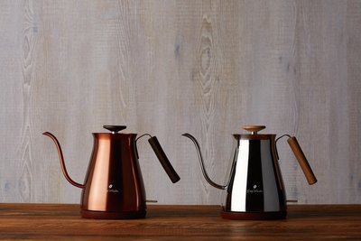 『東西賣客』【預購2週內到】日本 APIX 高品質 不鏽鋼 電熱水壺/細口咖啡壺0.7L【AKE-277-CP】咖啡色