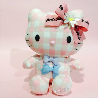 [Kitty 旅遊趣] Hello Kitty 凱蒂貓玩偶 粉紅色菱格紋 布娃娃 布偶 雛菊蝴蝶結 生日禮物 絨毛玩偶