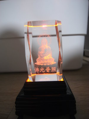 二手 壓克力雷射雕刻 3D 佛祖 佛陀 釋迦牟尼佛 內雕佛像水晶立方體擺件  含發光展示底座