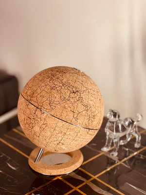 Brunello Cucinelli 地球儀。軟木和金屬鑲嵌