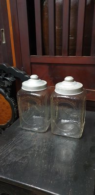 眾藝苑～老玻璃糖果罐一對，茶葉罐，凸面唐草紋，完整。11×11×高20（含蓋子高）cm×口徑8cm。單個價格。