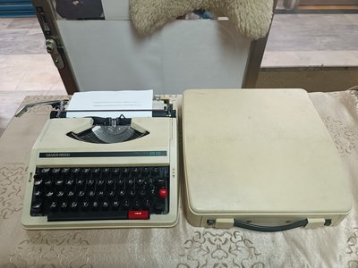 《51黑白印象館》復古懷舊風情 ~ 阿嬤級 ~ 早期辦公事務機具 日本製 SILVER REED英文打字機 低價起標D
