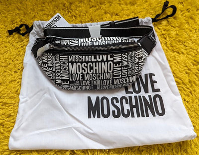 〔英倫空運小舖〕*超值折扣特區 歐洲代購 5折 Love Moschino 滿版logo 腰包 斜背包 中性款