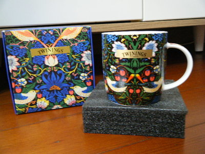 唐寧茶 Twinings V&amp;A 草莓小偷聯名 --- 草莓小偷聯名藝術陶瓷馬克杯