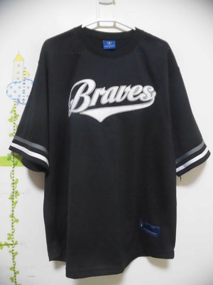 衣市藍~FUBON BRAVES 勇士隊運動排汗短袖T恤 (S~黑~) (230603)