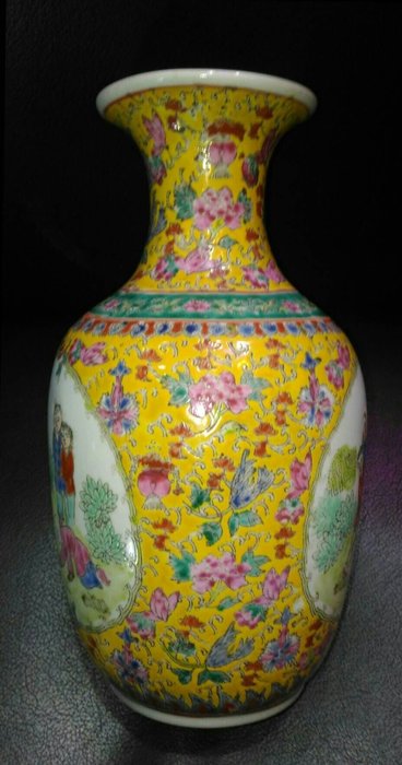 彩瓷中的皇后清朝乾隆年官瓷滿黃地琺瑯彩釉開窗童戲圖撇口瓶| Yahoo 