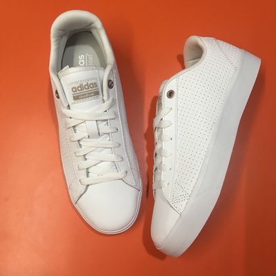 愛迪達 adidas 全白 運動休閒鞋 運動鞋 尺寸：UK4～UK7