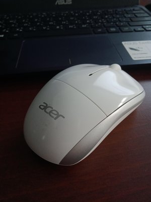 大媽桂二手屋，宏基Acer無線滑鼠M-R0028，羅技Logitech代工，白色，表面有一小刮痕，不明顯