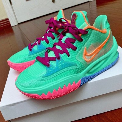 【正品】Nike Kyrie LOW 4 EP 粉色 綠彩 刺繡 彩蛋 籃球 CZ0105-300潮鞋