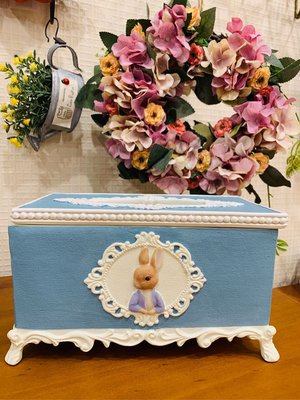 卡朵傢飾～peter rabbit 彼得兔 公司貨 原裝 古典 歐風 歐式 poly 面紙盒 雕刻 圖騰 高腳 藍色 質感好 送禮 入厝