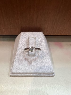 50分天然鑽石戒指，經典Tiffany六爪戒台，出清價49800，只有一個要買要快鑽石很白很閃八心八箭完美車工，適合婚戒款式!可自行搭配線戒鑽石看起來很大顆