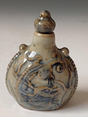 【 金王記拍寶網 】(常5) 股G348 中國古瓷 青釉雲龍紋浮雕鼻煙壺一個 罕見稀有