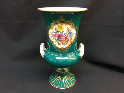歐洲美瓷坊-德國國寶-Meissen-雙耳獎杯型墨綠色手繪花卉花瓶