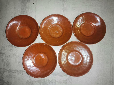 日本＜三浦﹥底款手打出唐銅色銅杯墊一套五個，質感厚重。品相如