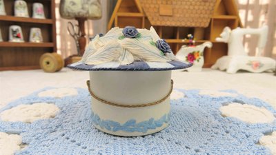 紫丁香歐陸古物雜貨♥ 歐洲vintage藍色帽子形狀立體玫瑰花朵珠寶盒