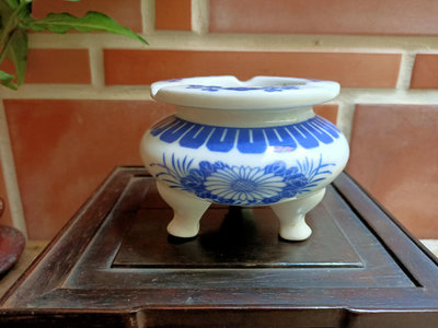 早期中華金門陶瓷青花三足香爐型煙灰缸(口徑10cm高8cm)