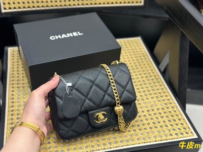 Chanel牛仔方胖子愛心金球款時髦精必備款 超級精致Size:17cm N.O66237
