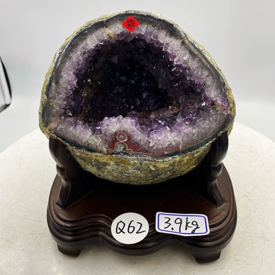 H2982頂級烏拉圭紫水晶洞含座重：3.9kg 高23cm寬18cm厚度17cm，洞深4cm （紫晶洞