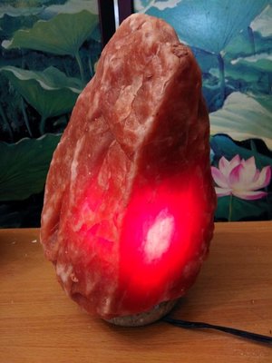 月理水晶鹽燈5.75公斤~喜馬拉雅鴿血紅鹽晶燈~ 只賣920元~玉石底座可調適開關