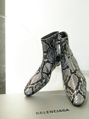 [ RAiNDANiEL ] BALENCIAGA 巴黎世家 蛇皮革黑銀壓紋 橢圓低跟拉鍊短靴