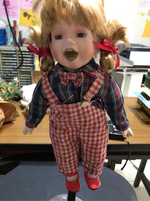陶瓷娃娃 高30cm 不含支架 身體是棉布填空可彎 重0.4kg二手七分新已重製其內衣原本身體有班點歷史痕