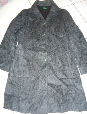BENETTON 義大利製黑色毛料大衣,有內裡90%羊毛,尺寸XS,肩寬40.5cm,胸寬50cm,少穿降價大出清