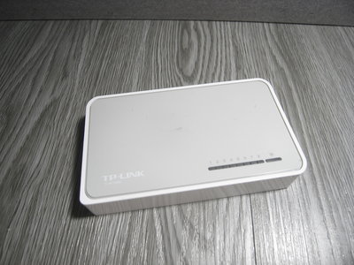 二手 TP-Link 網路交換器 TL-SF1008D 8 埠 10/100Mbps 桌上型交換器