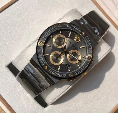 VERSACE Greca Logo Chrono 鐵灰色錶盤 鐵黑色不鏽鋼錶帶 石英 三眼計時 男士手錶 VEZ900521