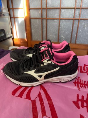 「 二手鞋 」 Mizuno 女版運動休閒鞋 US7（黑）鐵2-6