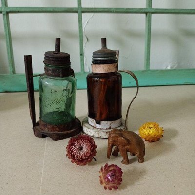惠惠--早期員林榮雄老油燈老鐵皮老玻璃瓶懷舊擺飾分售（191）