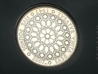 真品古幣古鈔收藏英國2007年紀念幣5．鎊紀念幣，英女王鉆石婚紀念全新卡冊，