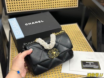 【二手包包】全套Chanel19 bag 自從歐陽娜娜帶貨后全球斷貨很難買到 皮質是羊皮有點像羽絨服包包 但 NO.40059