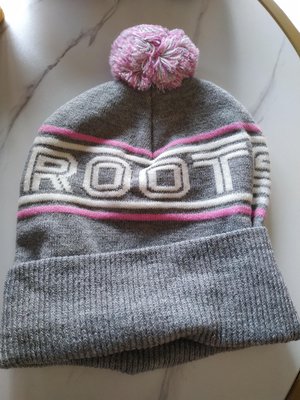 美國Roots 官網正貨 大童版 淺灰色配粉色 毛球 毛帽 現貨