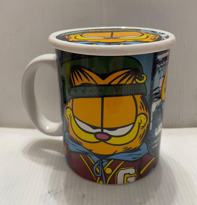 龍廬-自藏出清~韓國製造陶瓷製品-卡通周邊彩圖馬克杯組(一杯子一杯蓋)-Garfield加菲貓載頭帶大學連帽T/只有一組