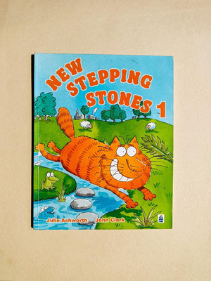 New Stepping Stones 1 兒童英語 主題單字以歌曲 真實圖片呈現，落實情境教學，透過歌曲 互動遊戲加強 英語字彙 英語句型 聽說讀寫能力