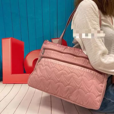 【MOMO全球購】LeSportsac 單肩手提包 粉色壓花夾面 3526